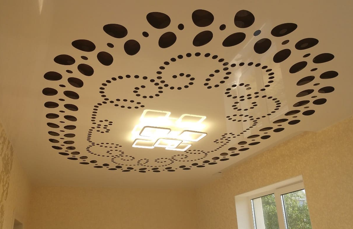 Įtempiamos lubos svetainėje